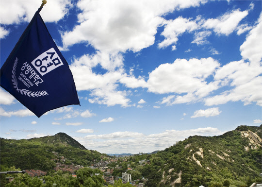 상명대(구기헌 총장)는 교육부주관 '2017년 고교교육 기여대학 지원사업' 중간평가 결과 2017년도 고교교육 기여대학 지원사업에 선정돼 전년도보다 지원금이 증액된 7억 9200만원을 지원받을 예정이라고 10일 밝혔다. 고교의 진로진학 교육을 지원하고 공교육 중심의 대입 전형을 운영해 수험생의 대입부담을 줄이는 노력을 지속적으로 노력해 온 것이 평가받은 것이다. 상명대 제공